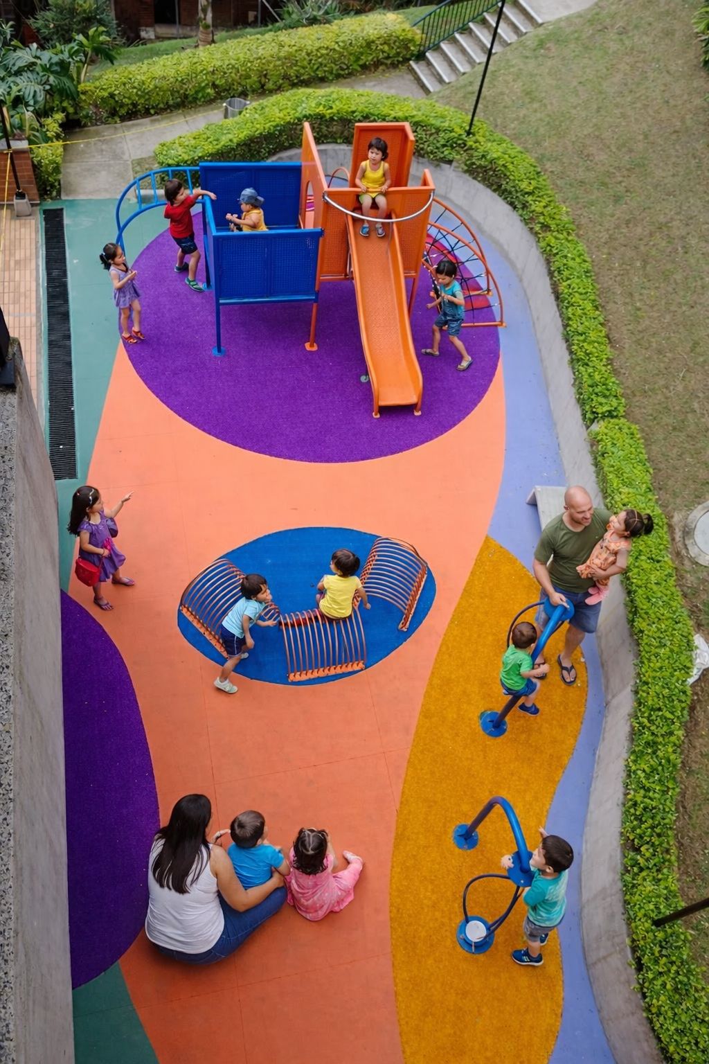 Parque infantil colorido con superficies amortiguantes