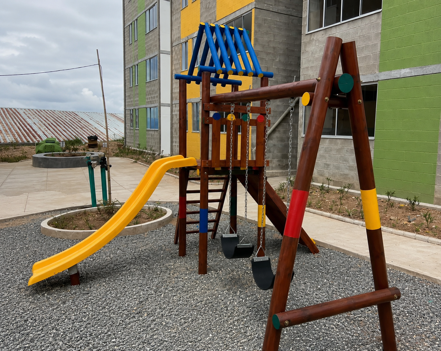 Parque infantil en madera con columpios y tobogán amarillo