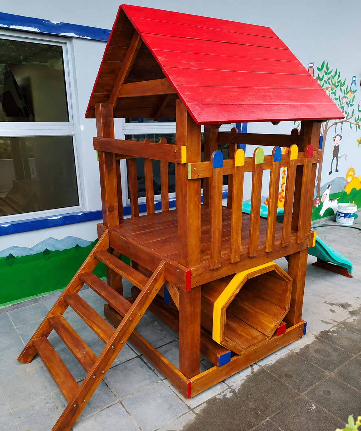 Casita infantil en madera con techo rojo