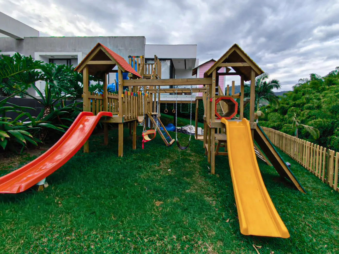 Parque infantil con dos torres