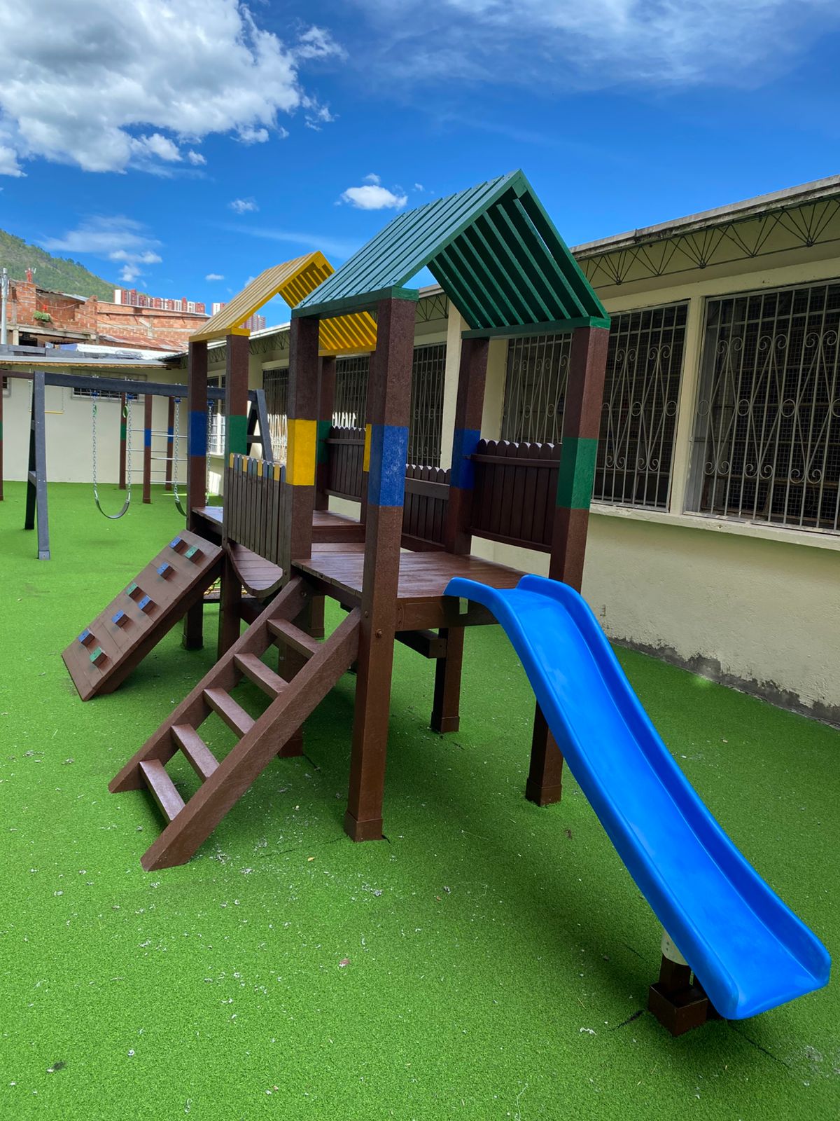 Parque de madera con techo verde