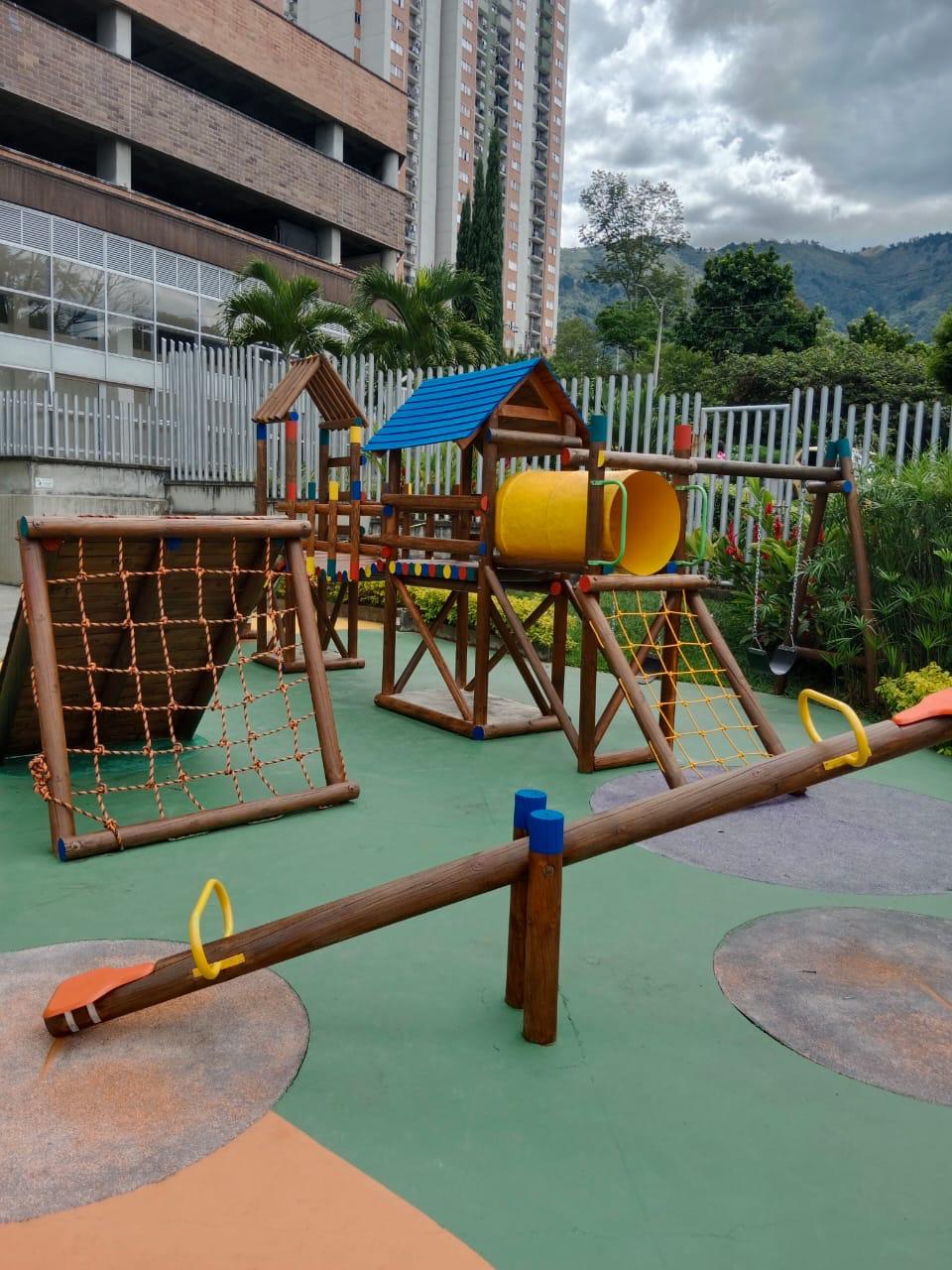 Parque en troncos con red de escalada